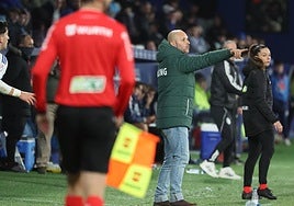 José Alberto da instrucciones a sus jugadores en el encuentro ante la Ponferradina.