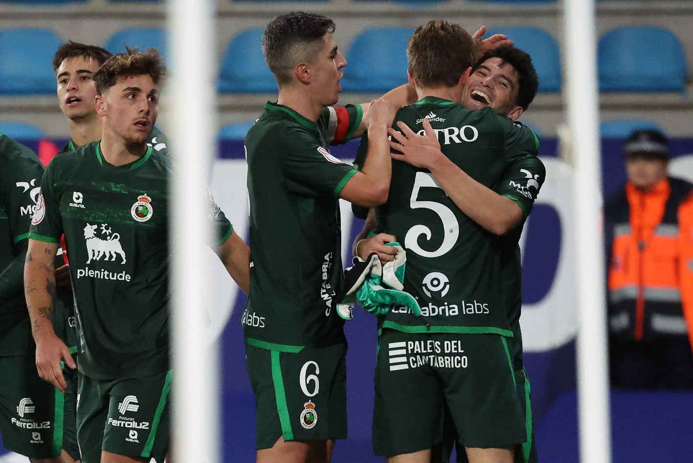Íñigo Sainz-Maza, con el brazalete de capitán, felicita a Aldasoro, que se funde en un abrazo con Javi Castro