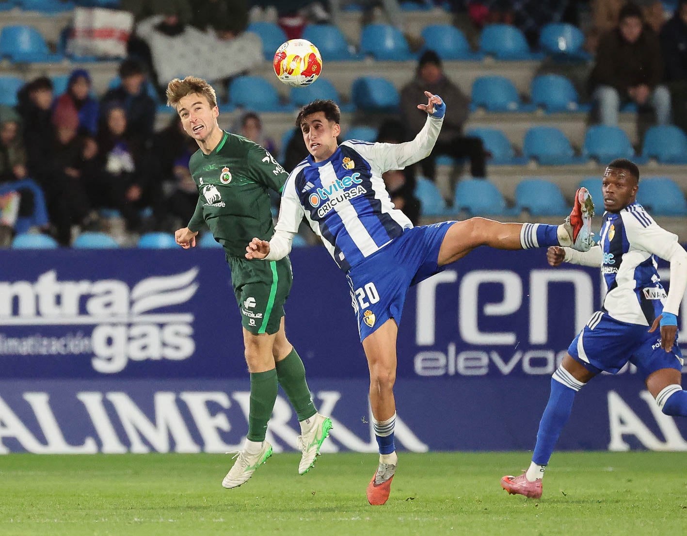 Javi Castro disputa un balón aéreo a Pau Ferrer.