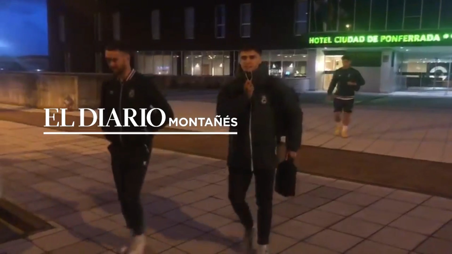 El Racing sale hacia el campo de la Ponferradina