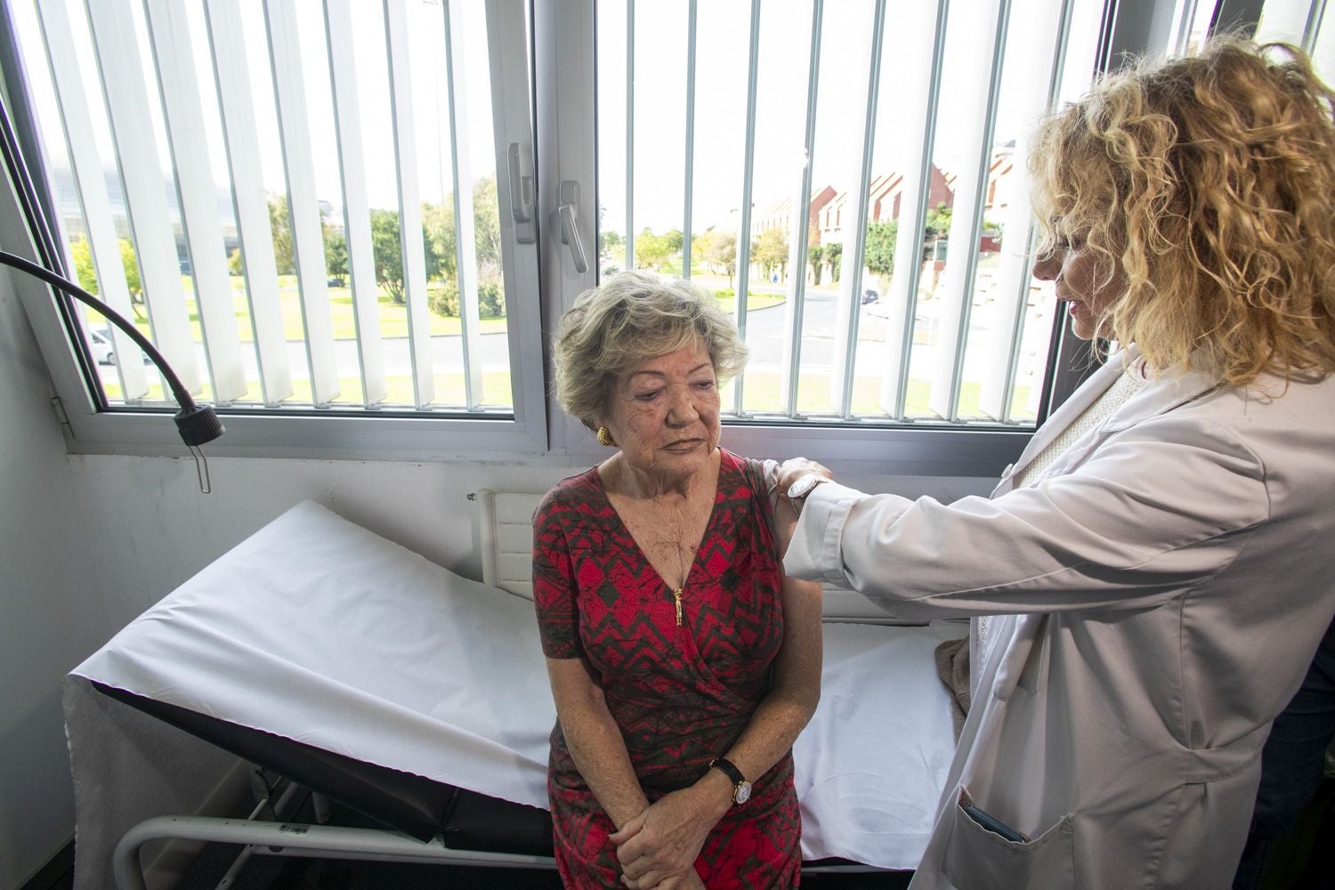 Una mujer se vacuna contra la gripe.