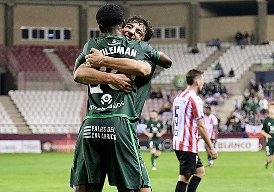 Sergio Martínez abraza a Suleiman en el primer partido de Copa, ante la SD Logroñés en Las Gaunas.