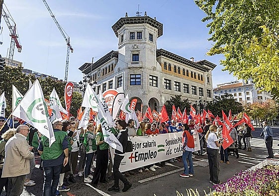 Manifestación de sindicatos para reclamar la subida salarial de los funcionarios el pasado octubre en Santander.