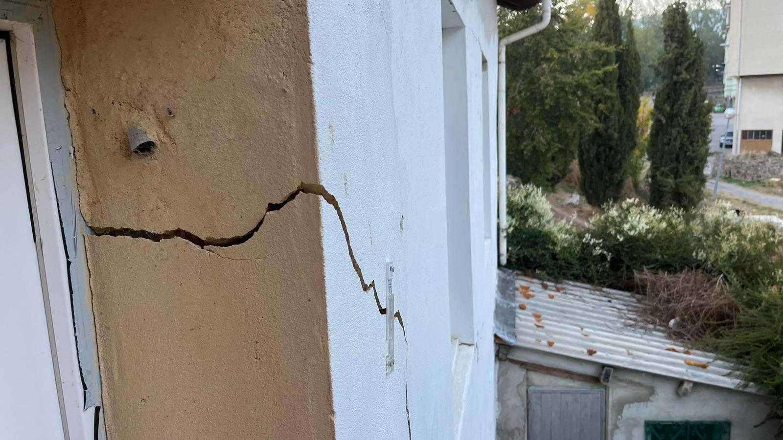Grieta en una de las viviendas afectadas