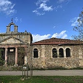 Fachada de las antiguas escuelas de Terán, que se encuentran en estado de ruina.
