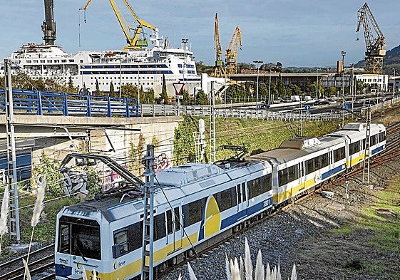 Un tren de la actual línea Santander-Bilbao a su paso por El Astillero.