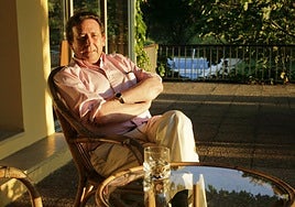 Alfonso Ussía, en su casa en Ruilobuca.