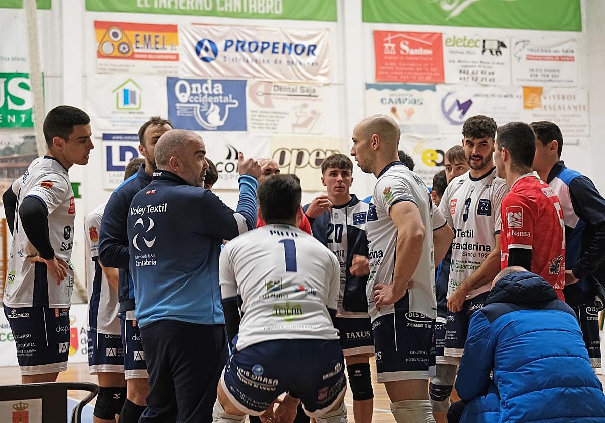 Pablo Cabrera da instrucciones a sus jugadores ante el Boiro.