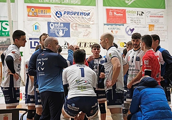 Pablo Cabrera da instrucciones a sus jugadores ante el Boiro.