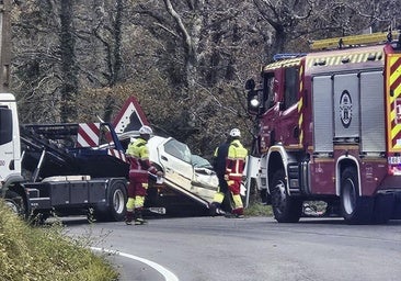 Los bomberos recuperan el vehículo accidentado en Los Tojos.