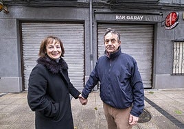 El matrimonio formado por Maruchi Garay y Claudio Ruiz, delante del bar Garay, que han regentado durante casi 41 años.