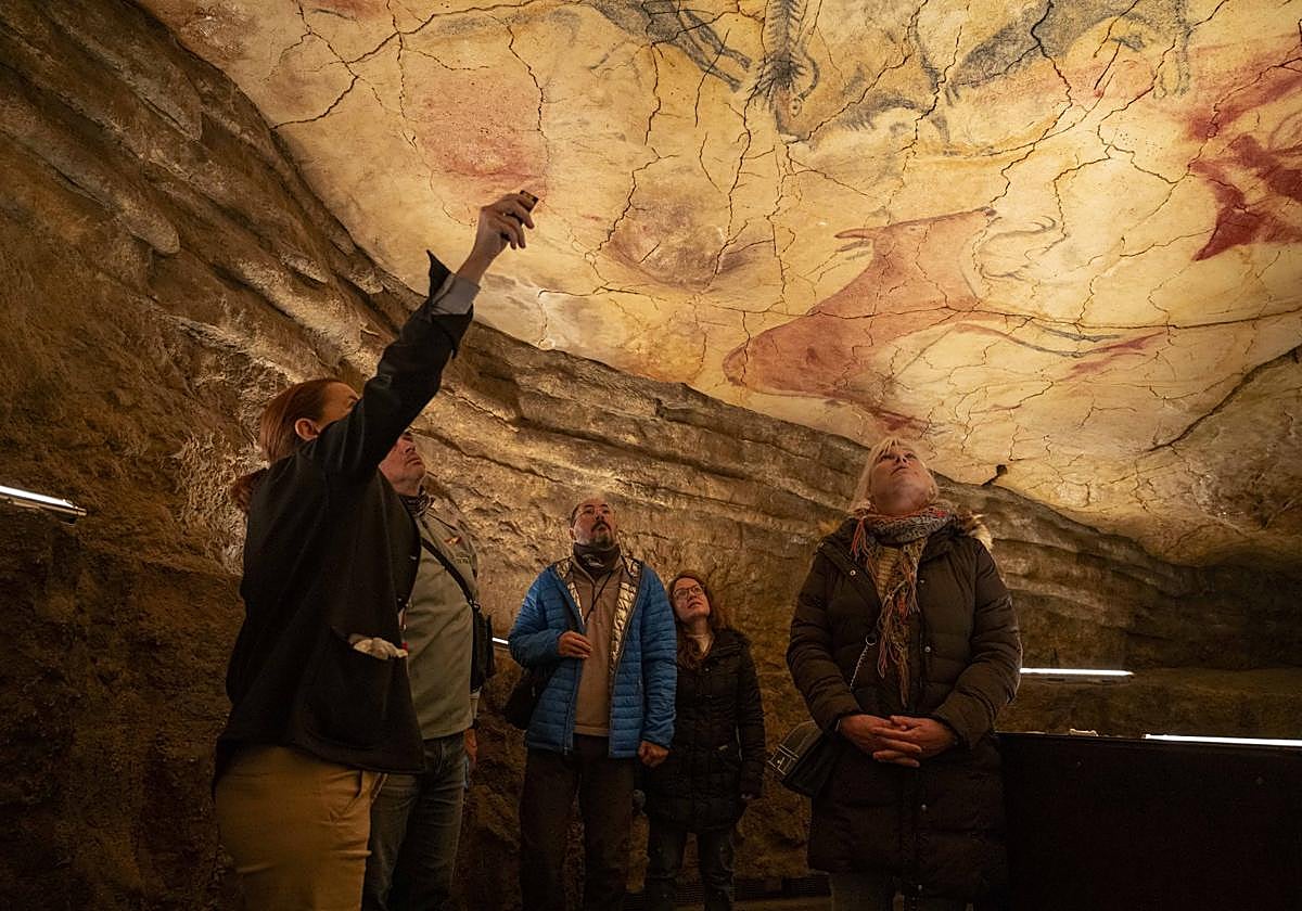 Una guía explica a los visitantes la Neocueva de Altamira.