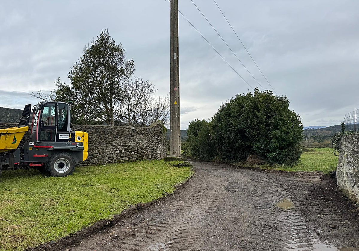 Trabajos en marcha en el camino del barrio La Rota.
