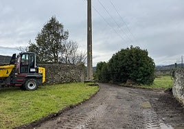 Trabajos en marcha en el camino del barrio La Rota.