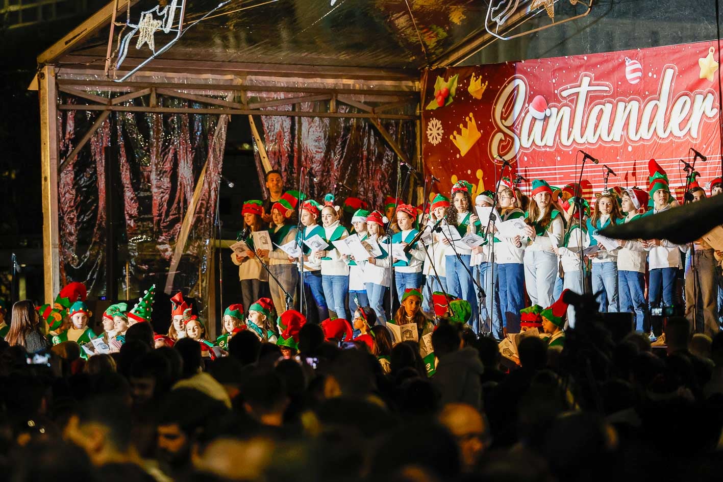 El Coro del Colegio Castroverde, formado por más de un centenar de escolares ha dado el pistoletazo de salida de la jornada.