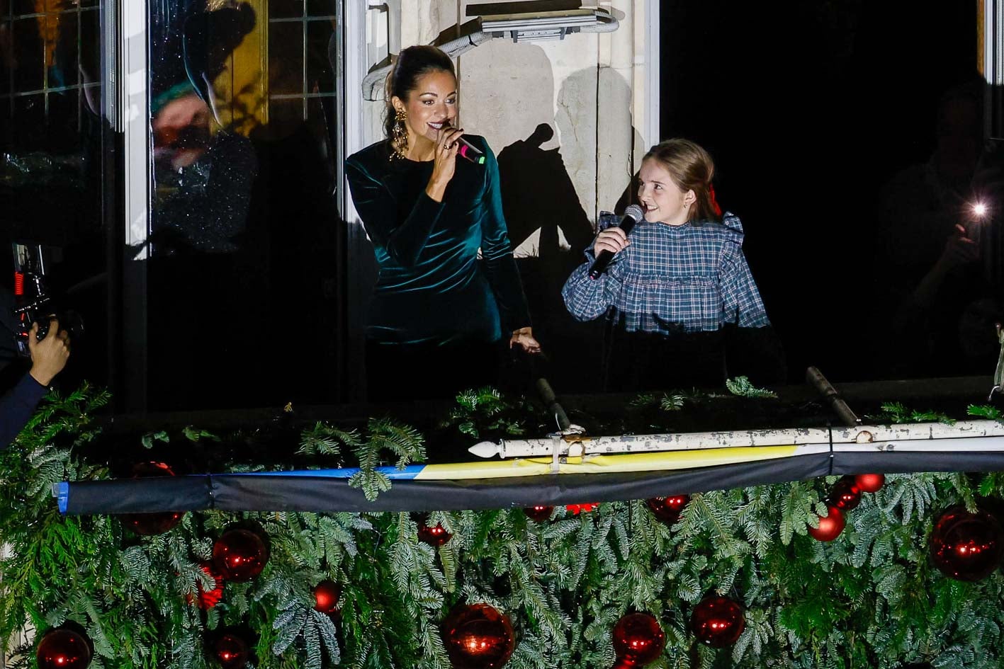 La cantante Sofía Ellar ha sido protagonista interpretando el villancico 'Lo que realmente importa' con la niña Lucía Torres, que se ha hecho viral por sus versiones en redes sociales.