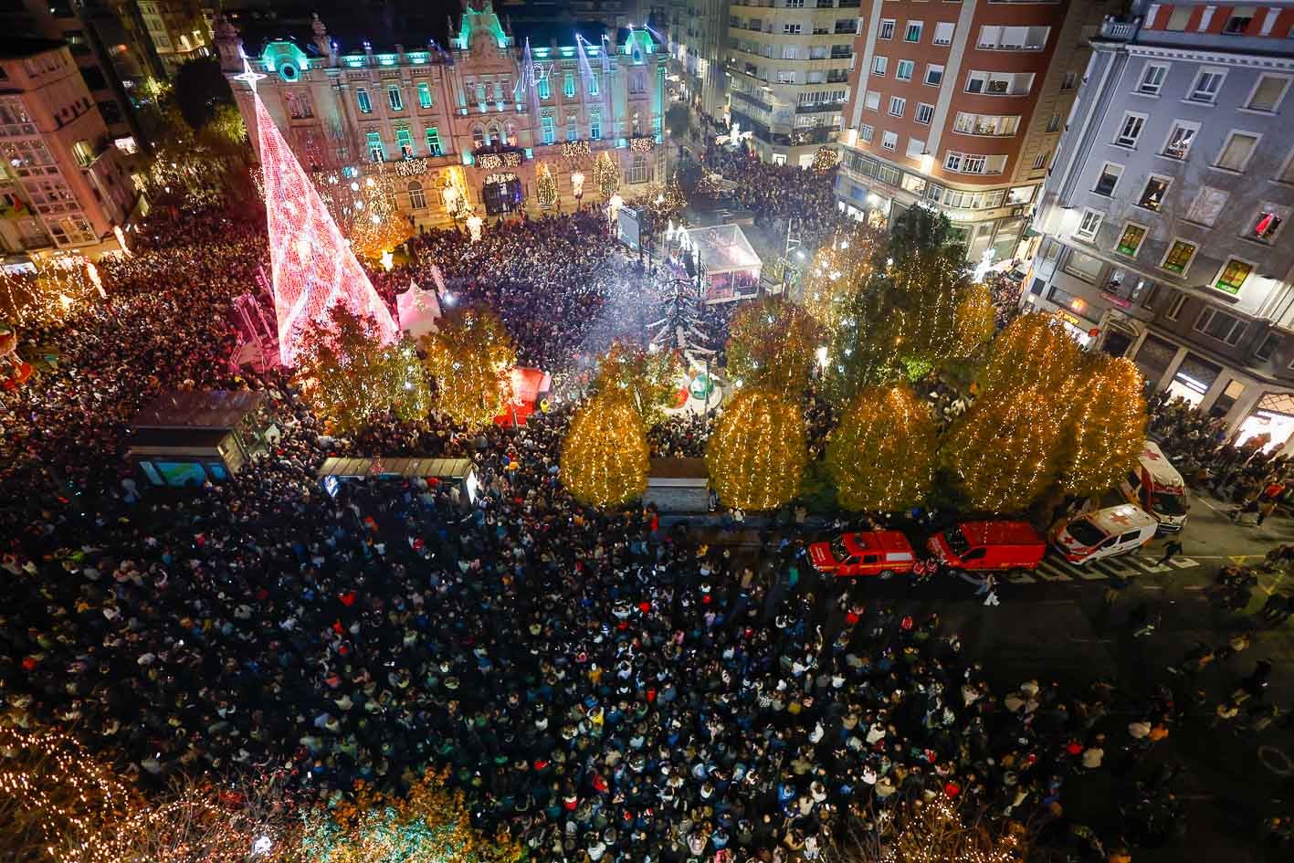 También se ha ofrecido un espectáculo piromusical que ha acompañado a la inauguración.