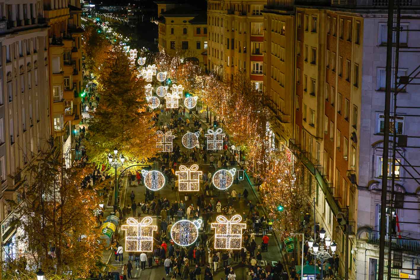 El tráfico en Calvo Sotelo cortado para que los santanderinos pudieran disfrutar comodamente de las luces.