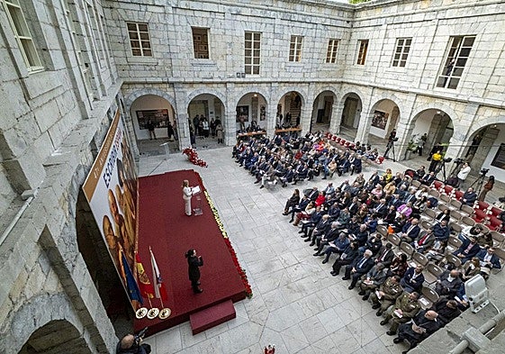 La presidenta del Parlamento de Cantabria, María José González Revuelta, se dirige a los asistentes durante el acto de conmemoración del 47º aniversario de la Constitución Española.