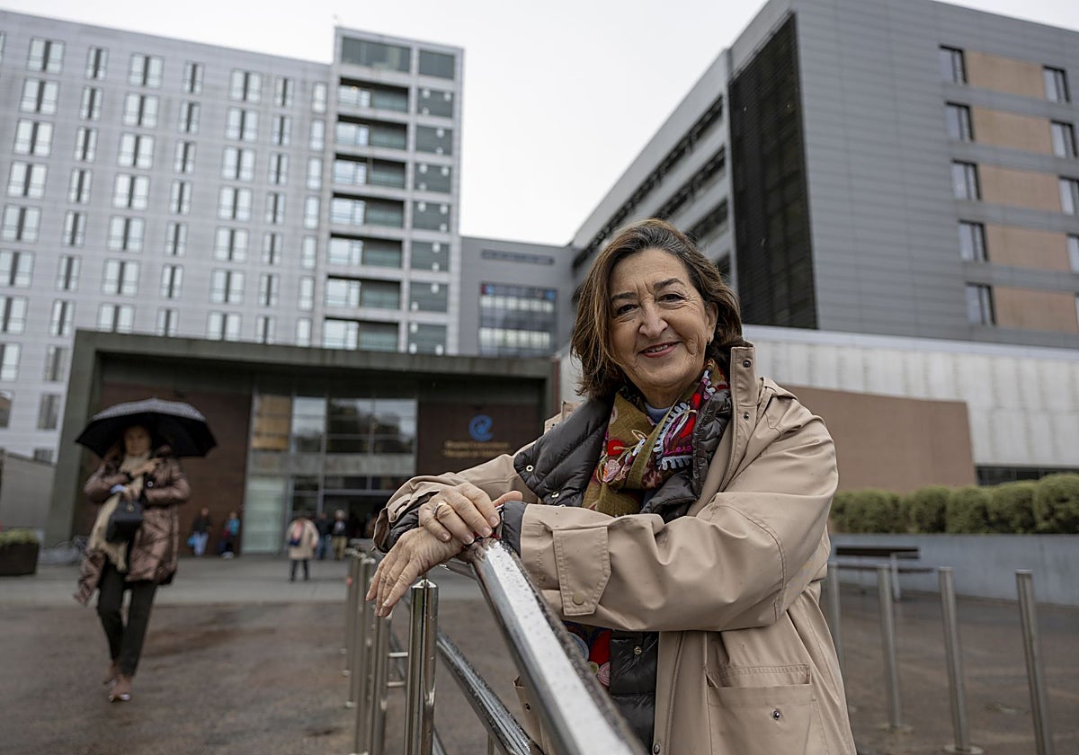 Eloísa Canga, jubilada de Valdecilla desde el 1 de diciembre, posa frente al hospital.
