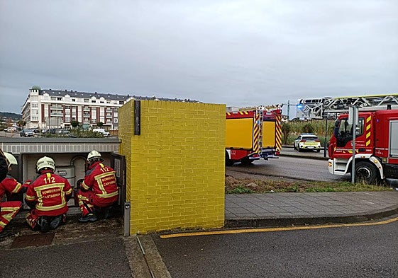 Miembros del 112 solucionan el escape de gas en Colindres.