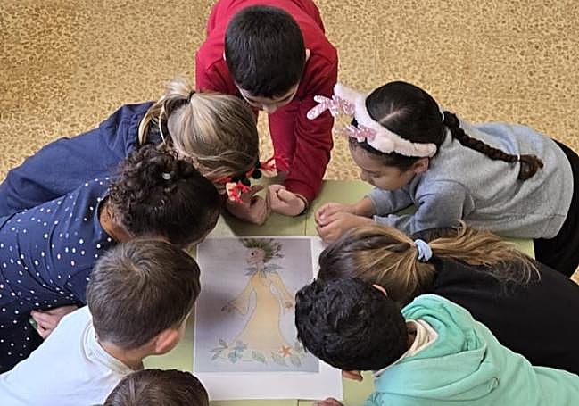 Los más pequeños coloreando a Duna, el ser fantástico que representará a Ribamontán al Mar