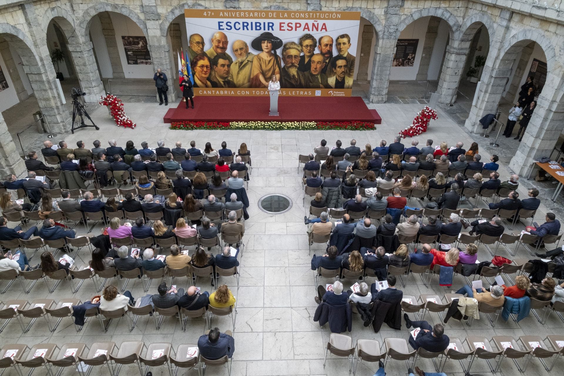 El patio del Parlamento regional, esta mañana, durante la celebración del acto. 