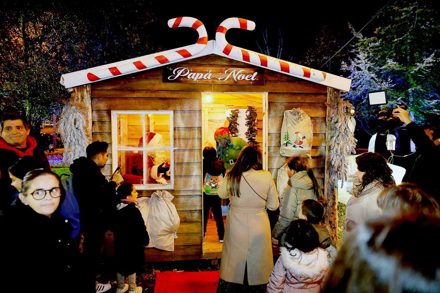 Papa Noel y su elfo reciben a los visitantes.