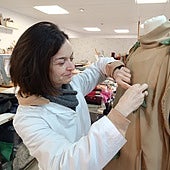 La diseñadora cántabra Trinidad Castillo, en pleno trabajo de creación del traje de Duna.