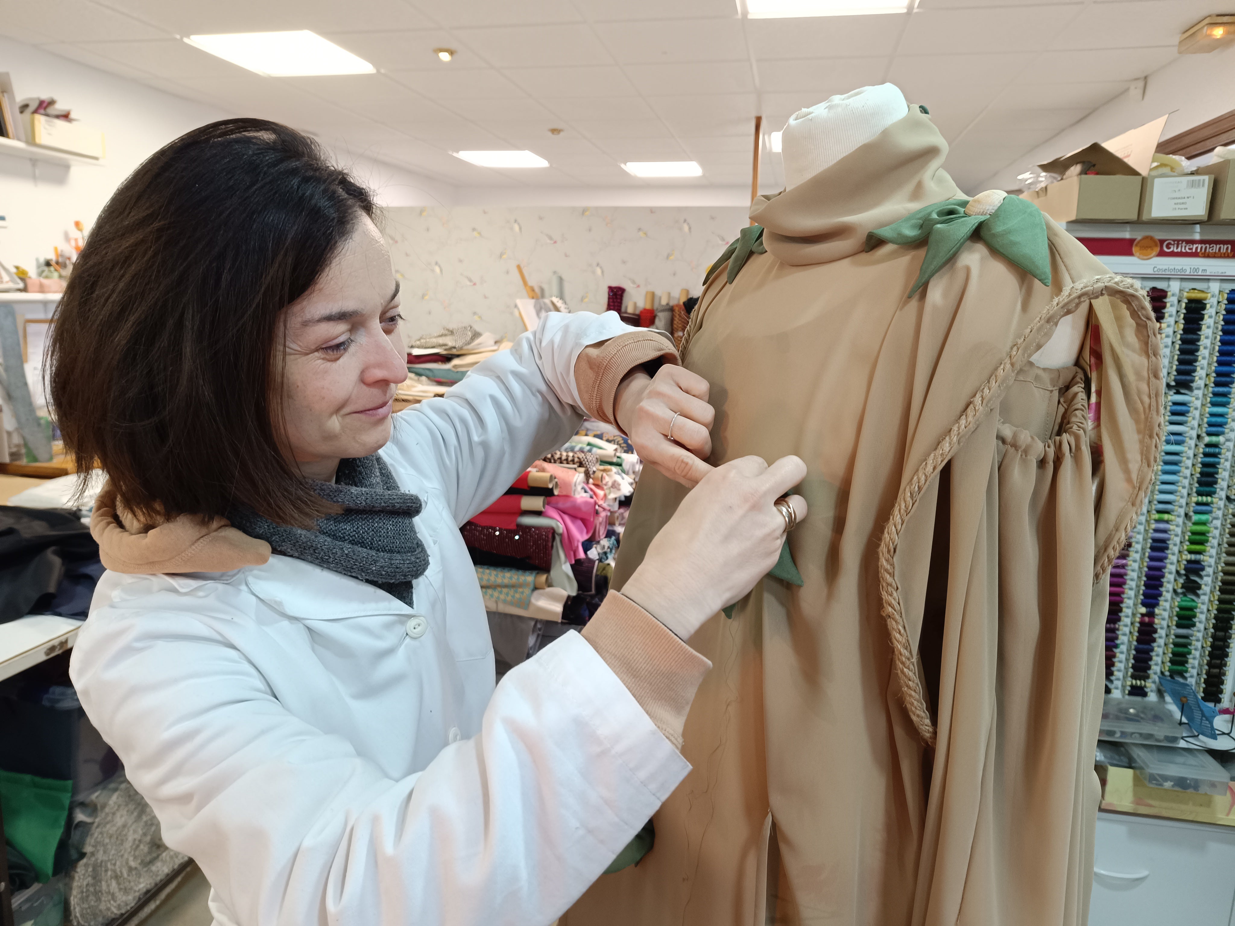 La diseñadora cántabra Trinidad Castillo, en pleno trabajo de creación del traje de Duna.