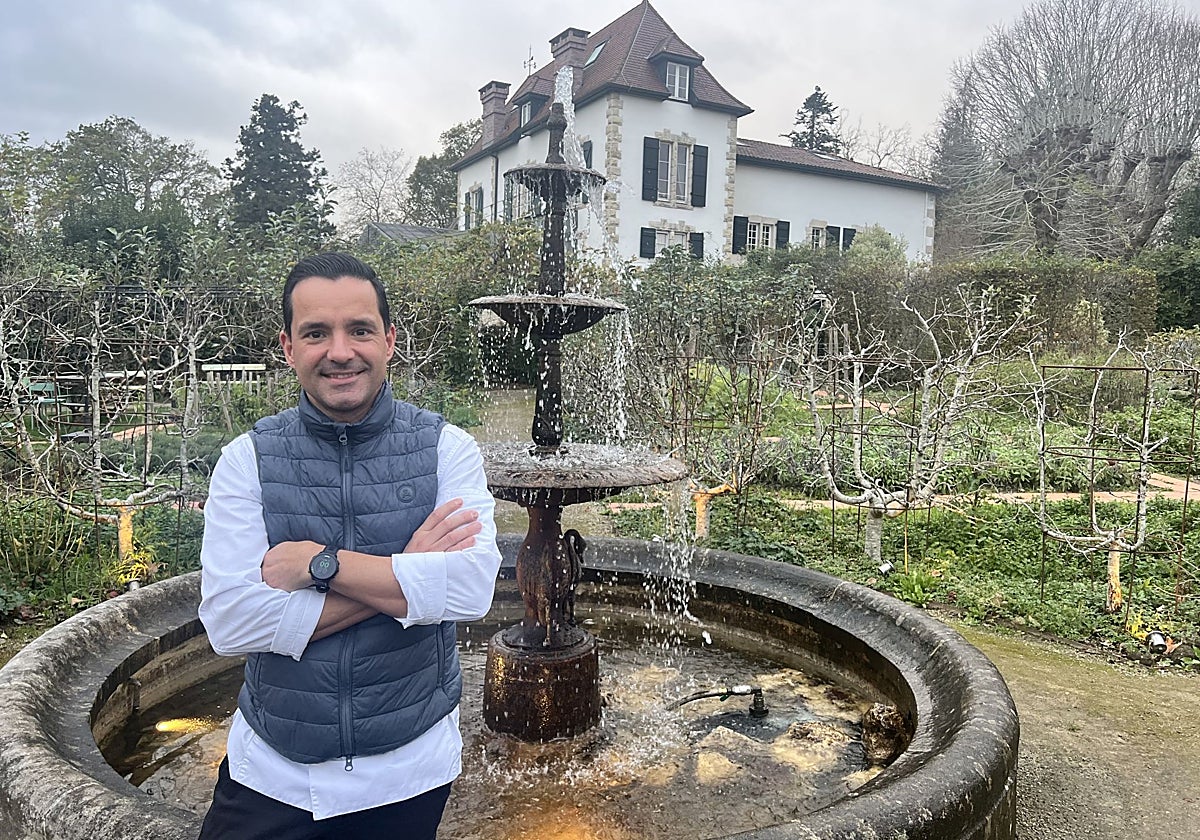 José Manuel de Dios, delante del palacete del siglo XV.