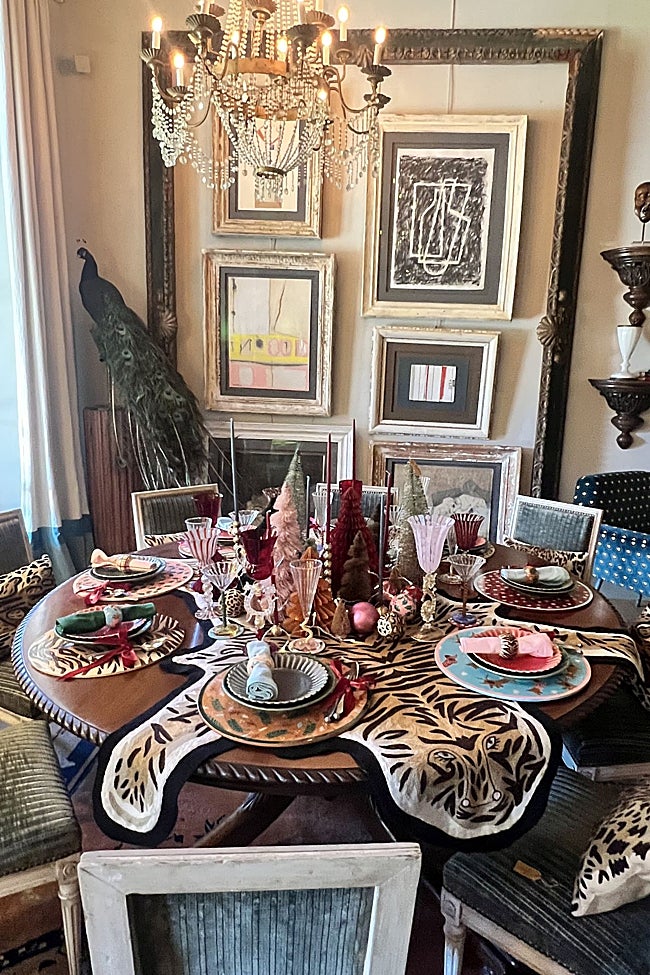 Uno de los salones del restaurante decorado con antigüedades.