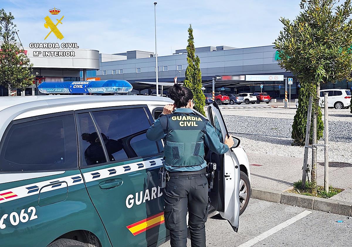 Patrulla en servicio de vigilancia en el término municipal de Camargo.