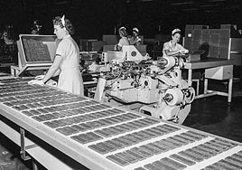 1961. Mujeres trabajando en la línea de preparación de tabletas de chocolate.