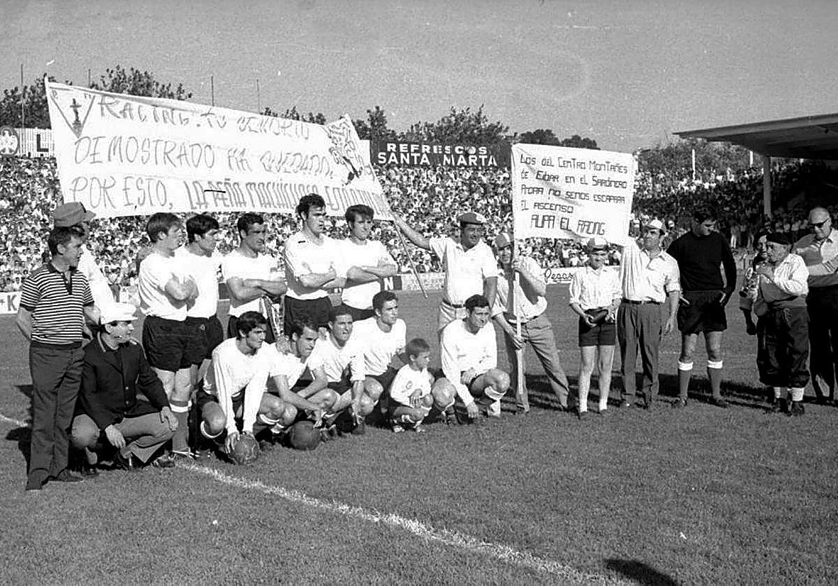 Equipo racinguista en los Campos de Sport antes del partido de promoción de 1970.