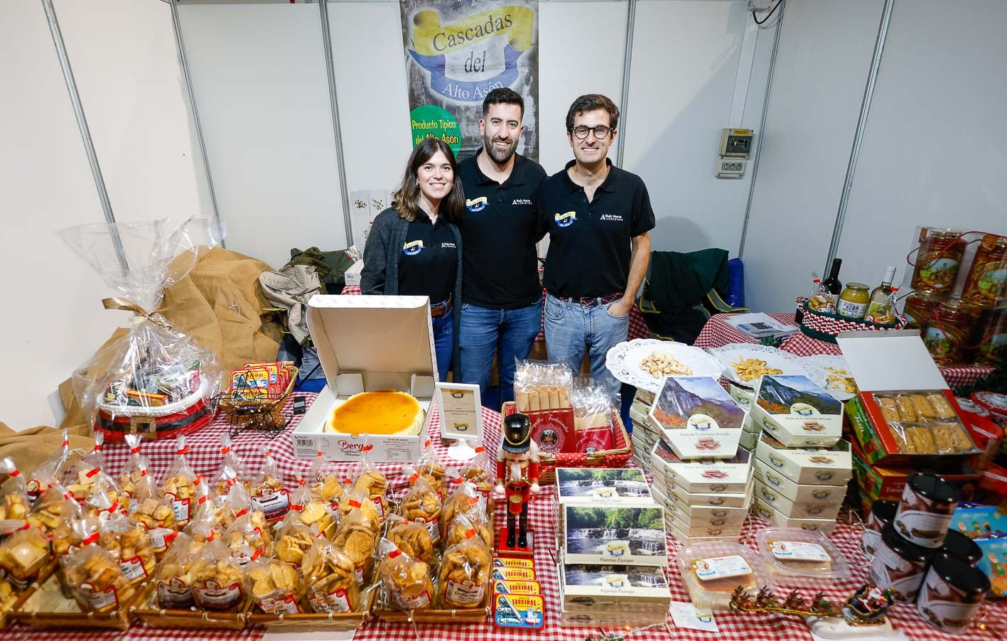 Equipo de las Cascadas del Alto Asón presente en la Feria del Producto.