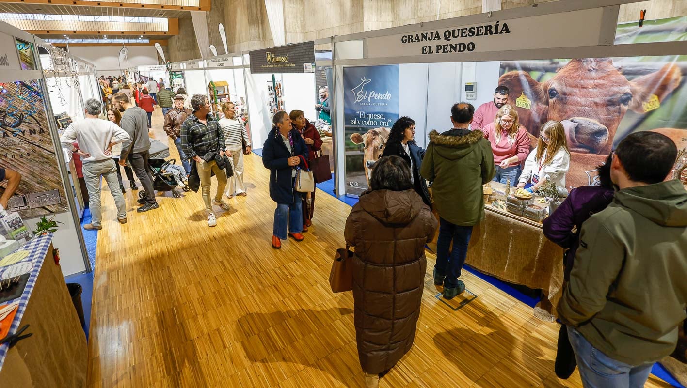 Uno de los varios expositores de quesos que se ubican en la Feria del Producto.