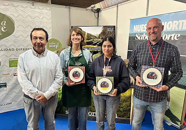 Desde la izquierda, Carlos Fernández y los premiados Sara Hart (La Lleldiría), Marina Salazar (Salsason) y Gerardo Portilla (El Macho).