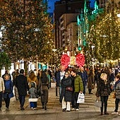 La calle Juan de Herrera, una de las vías céntricas de Santander que esta tarde han estado llenas de personas que salieron a disfrutar del ambiente navideño.