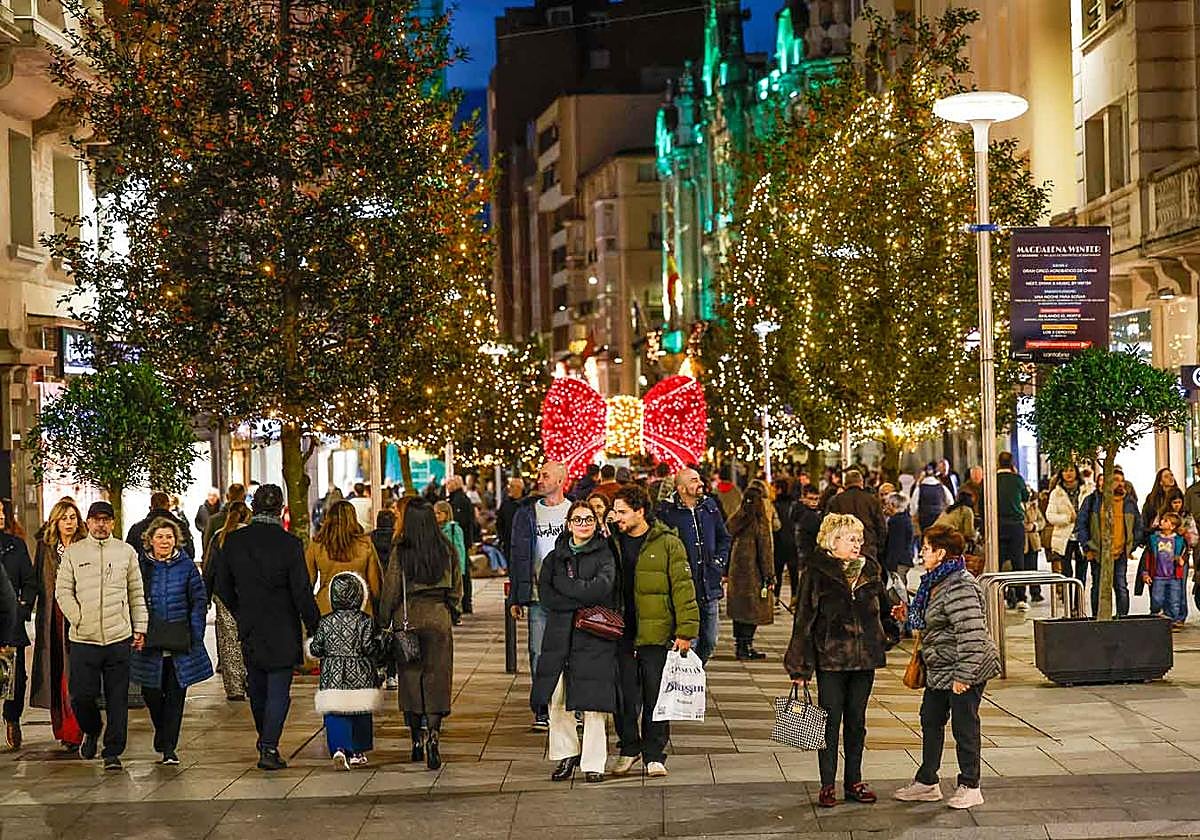La calle Juan de Herrera, una de las vías céntricas de Santander que esta tarde han estado llenas de personas que salieron a disfrutar del ambiente navideño.