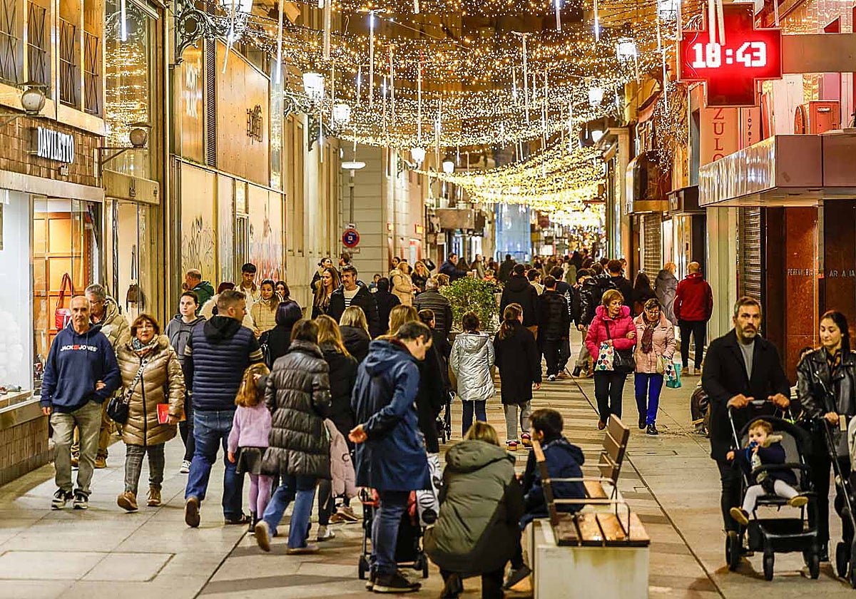 Las calles de Santander se abarrotan en el primer fin de semana navideño