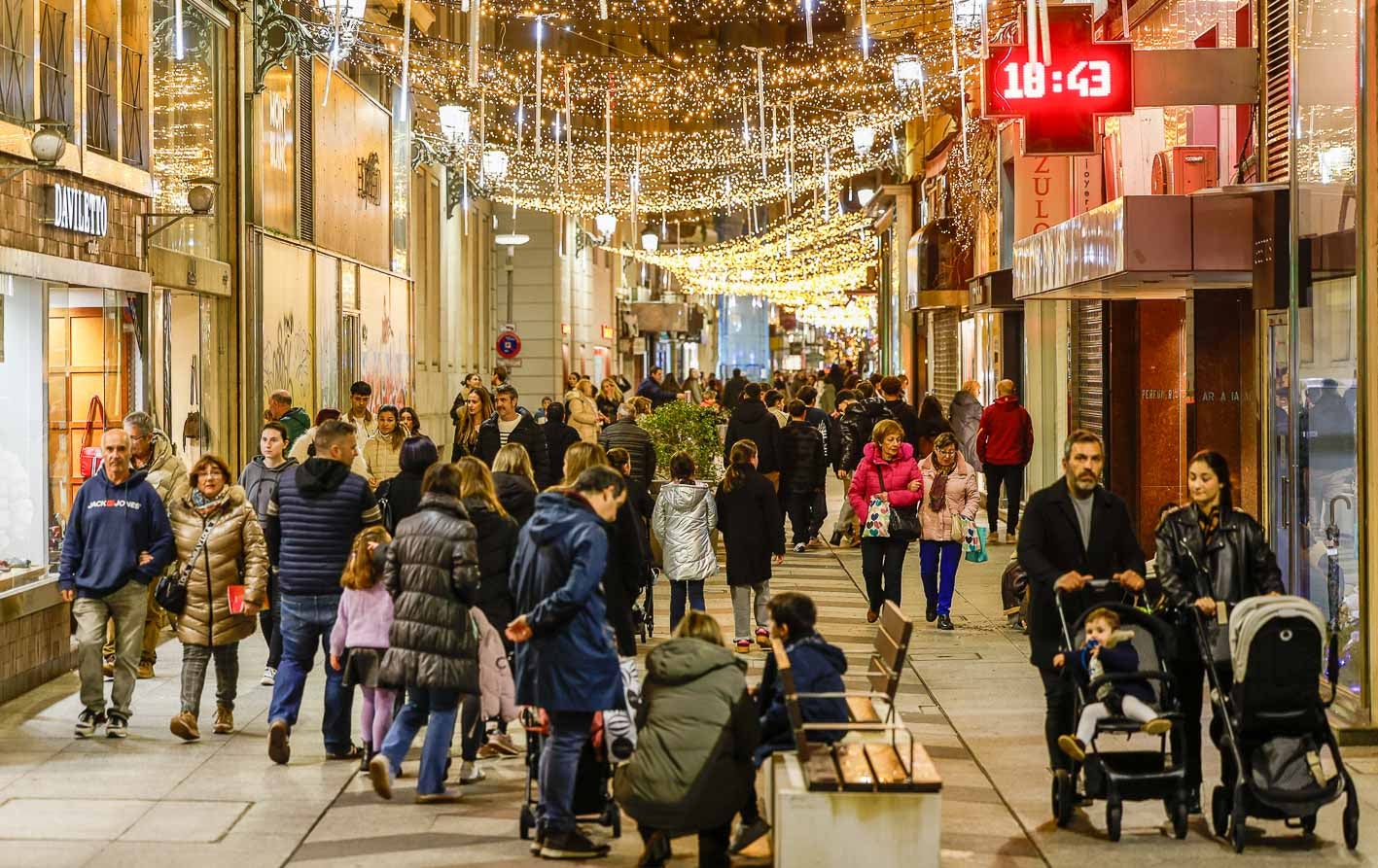 La afluencia de personas ha sido notable en el primer fin de semana con ambiente festivo en la capital cántabra. 