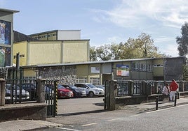 Acceso al centro educativo de Torrelavega.