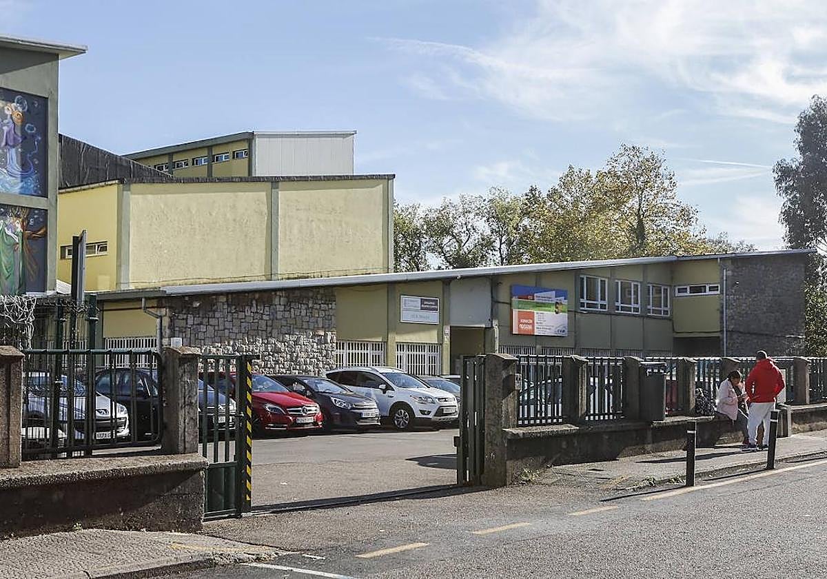 Acceso al centro educativo de Torrelavega.