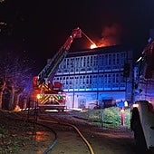 Los bomberos, durante la extinción del incendio.