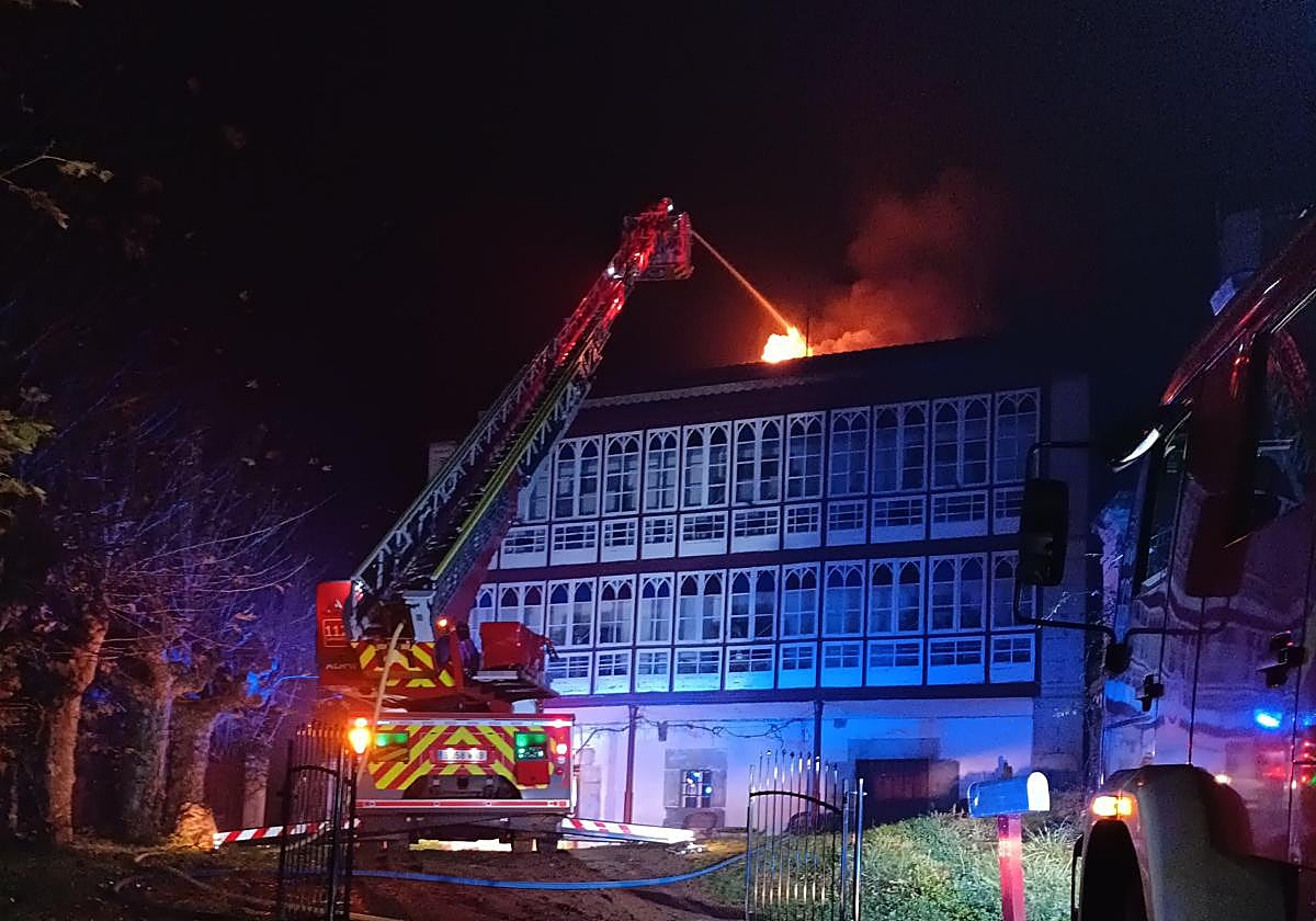 Los bomberos, durante la extinción del incendio.