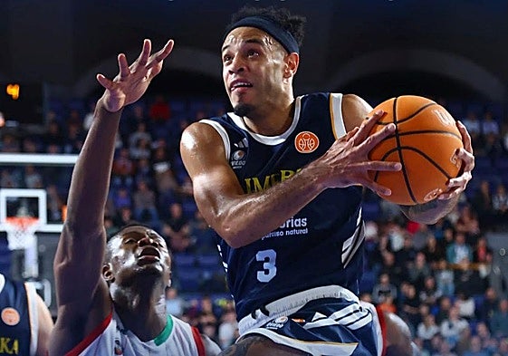 Townes, del Alimerka Oviedo, entra a canasta.