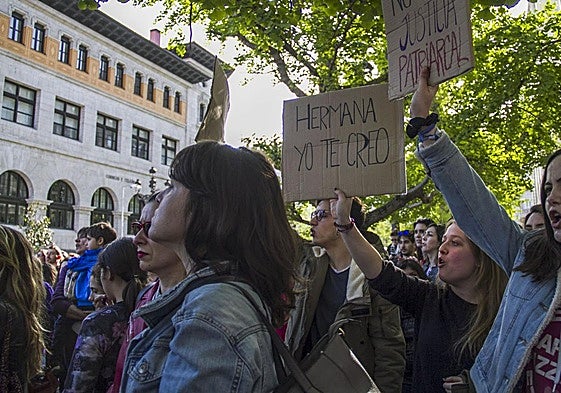 Concentración de protesta por la sentencia de 'la manada' frente a la Delegación de Gobierno en Cantabria.