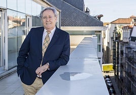 Eduardo Castillo, en la terraza de su despacho de la sede del Gobierno de Cantabria en Peña Herbosa.