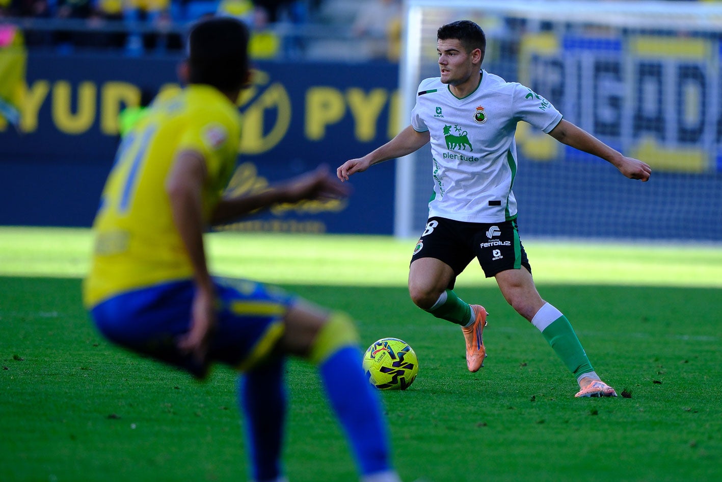 Peio Canales controla el balón 